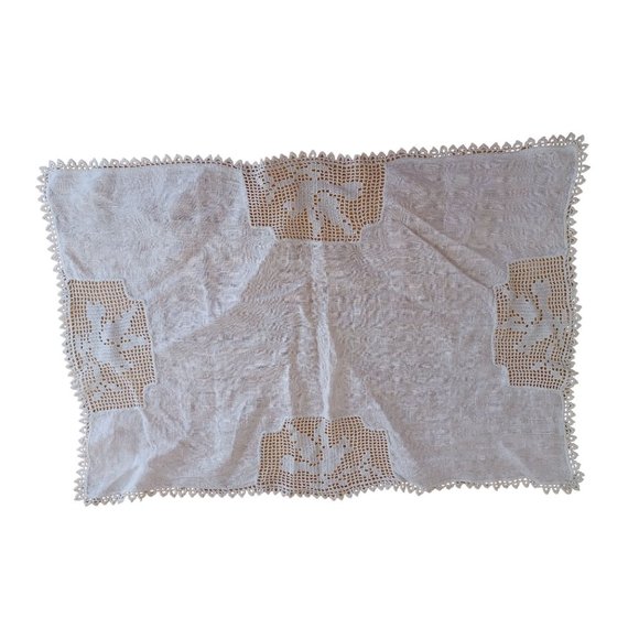Vtg Grandma's Linen Hand Crochet Table Topper Bird Pattern 22" x 14.5" White - Picture 1 of 6